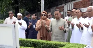 ছোট ভাইয়ের কবর জিয়ারত করলেন প্রধানমন্ত্রী